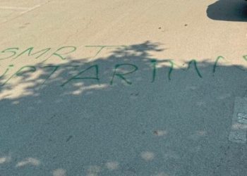 ‘Një ditë pas protestës’, në një mbishkrim në gjuhën serbe në Bujanoc, bëhet thirrje për v*dekjen e shqiptarëve