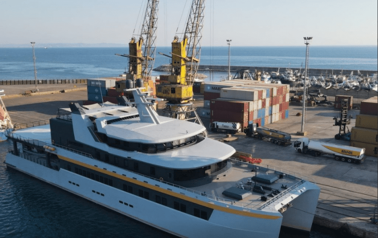 Superjahti turistik ‘Nebula’ viziton portin e Durrësit