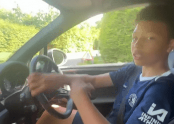 Vetëm 13 vjeç, djali i Thiago Silvës filmohet duke drejtuar ‘Porsche’ 100 mijë euroshe