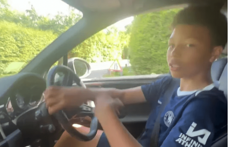Vetëm 13 vjeç, djali i Thiago Silvës filmohet duke drejtuar ‘Porsche’ 100 mijë euroshe