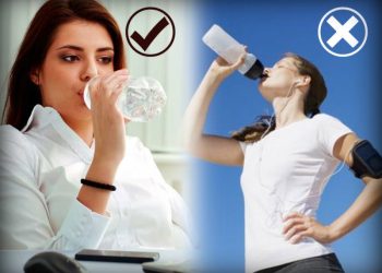 Përse nuk sugjerohet që uji të pihet në këmbë?