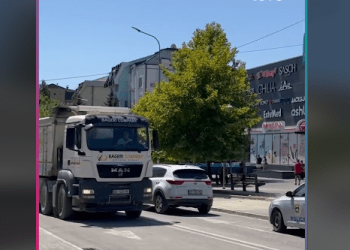 Ura e Ibrit po testohet me kamionë të peshave të rënda, KFOR-i e përcjell situatën