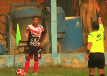 Urinoi në fushë, futbollisti e pëson keq (Video)