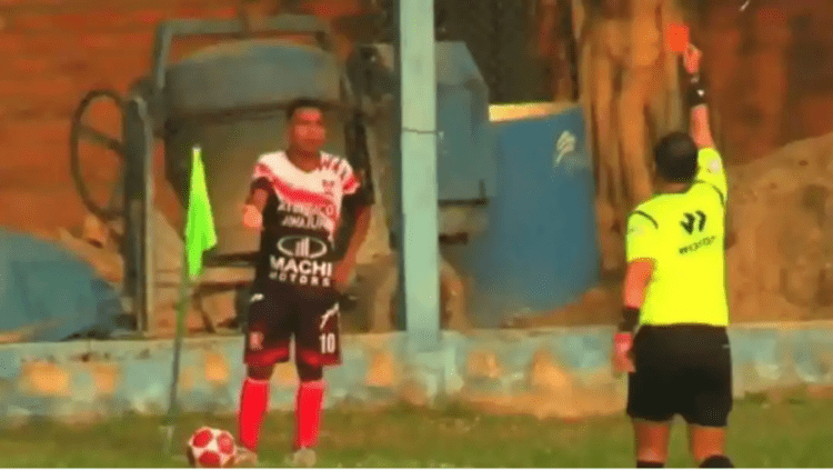 Urinoi në fushë, futbollisti e pëson keq (Video)