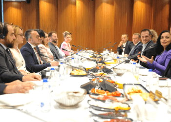 Presidentja Osmani takon drejtuesit e OEAK: Duke e fuqizuar sektorin privat, e bëjmë atë edhe më atraktiv për punësim