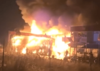 Një person i lënduar dhe 20 vetura të djegura nga zjarri i madh në Fushë Kosovë, policia jep detaje