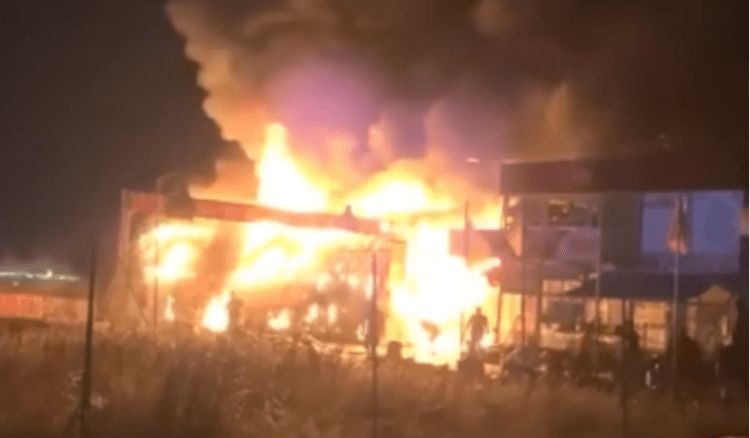 Një person i lënduar dhe 20 vetura të djegura nga zjarri i madh në Fushë Kosovë, policia jep detaje