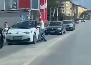 Motoçiklisti sulmon me grushte taksistin në mes të Prishtinës (Video)