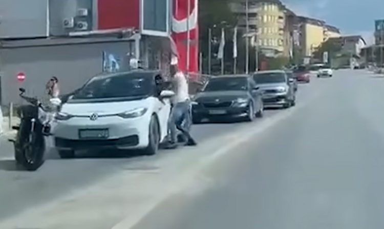 Motoçiklisti sulmon me grushte taksistin në mes të Prishtinës (Video)