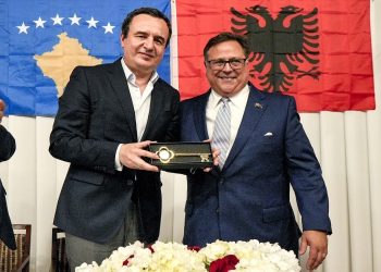 Kurti nderohet me `Çelësin e Qytetit` – Watebury, gjatë vizitës në SHBA