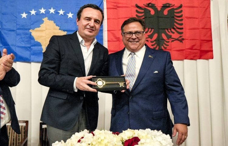 Kurti nderohet me `Çelësin e Qytetit` – Watebury, gjatë vizitës në SHBA