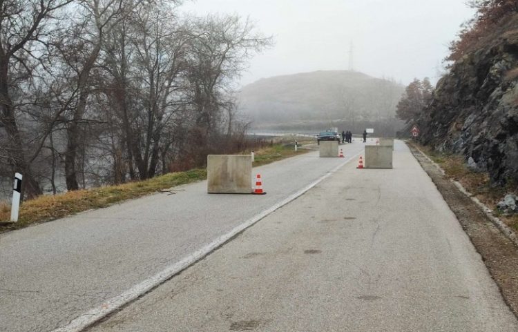 Policia vendos pengesa për kamion te ura e Bërnjakut në veri