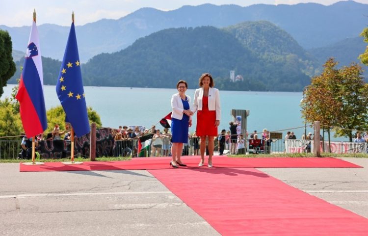 Ministrja Gërvalla në Forumin e Bledit, pritet nga Tanja Fajon