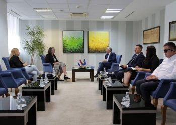 Bislimi takon ambasadoren e re holandeze, kërkon heqjen e masave të BE-së