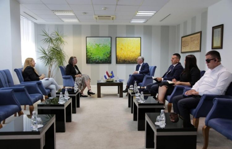 Bislimi takon ambasadoren e re holandeze, kërkon heqjen e masave të BE-së