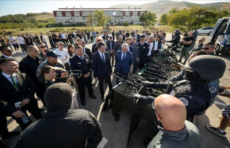 Kurti merr pjesë në demonstrimin e njësive elite të Policisë: Krenarë me ju