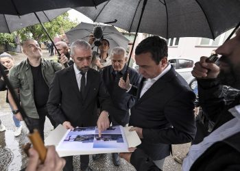 Kurti viziton komunën e Mitrovicës së Veriut e bizneset e reja atje