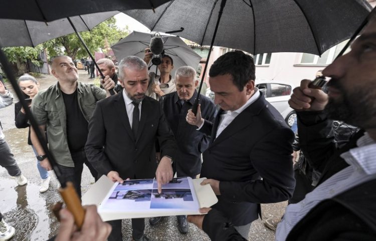 Kurti viziton komunën e Mitrovicës së Veriut e bizneset e reja atje