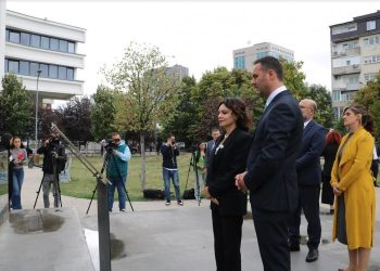 Konjufca e Spiropali bënë homazhe pranë memorialit Heroinat