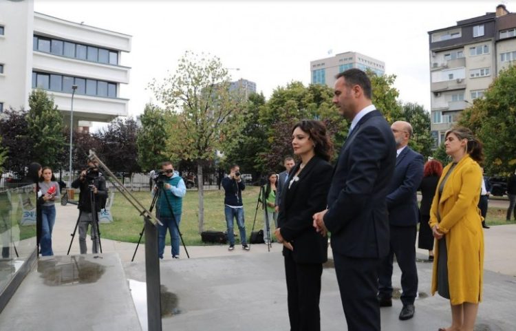 Konjufca e Spiropali bënë homazhe pranë memorialit Heroinat