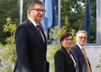 Lajçak arrin në objektin e Qeverisë