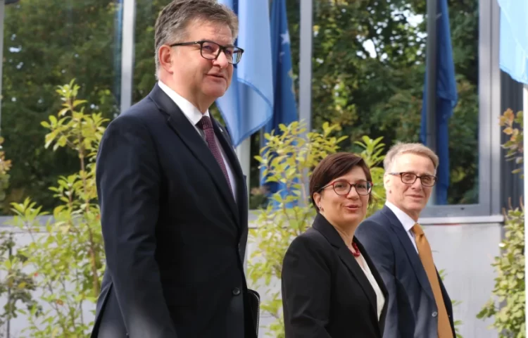 Lajçak arrin në objektin e Qeverisë