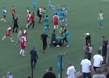 Pamje të tmerrshme, futbollistët e Prizrenit sulmohen brutalisht nga Deçani dhe tifozëria e tyre (18+)