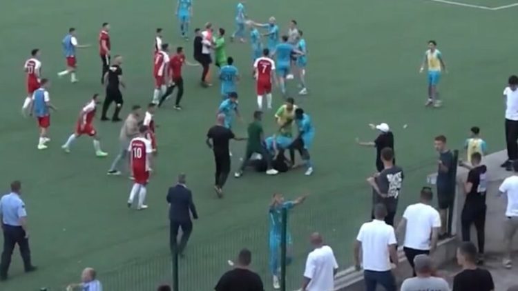 Pamje të tmerrshme, futbollistët e Prizrenit sulmohen brutalisht nga Deçani dhe tifozëria e tyre (18+)