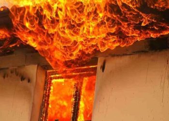 Përfshihet nga zjarri shtëpia në Pejë, flakët kapluan edhe një tjetër