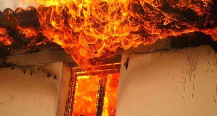 Përfshihet nga zjarri shtëpia në Pejë, flakët kapluan edhe një tjetër