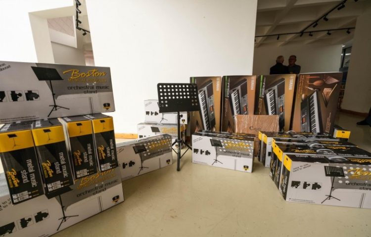 Shkollat e Kamenicës janë pajisur me vegla muzikore