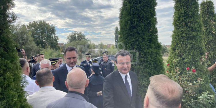 Kryeministri Kurti, Konjufca, Sveçla dhe Hoxha vizitojnë familjen e heroit Afrim Bunjaku