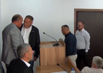 VV-ja në Podujevë: Asamblisti i LDK-së tentoi ta sulmojë fizikisht kryetarin Bulliqi, rasti është në polici