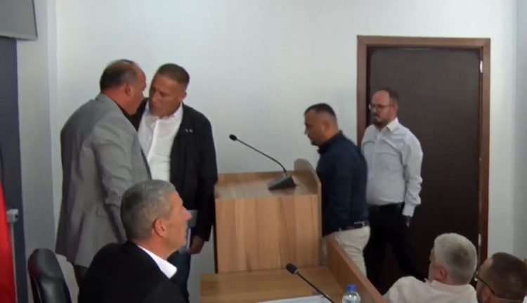 VV-ja në Podujevë: Asamblisti i LDK-së tentoi ta sulmojë fizikisht kryetarin Bulliqi, rasti është në polici