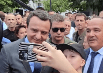 Vogëlushi i afrohet Kurtit për selfie, pasi e kryen ia vë gishtin në gjoks: Kryeministër, çele Urën e Ibrit(Video)