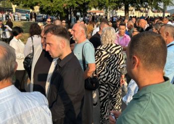 Numër i vogël i serbëve vazhdojnë të protestojnë në Mitrovicën Veriore!