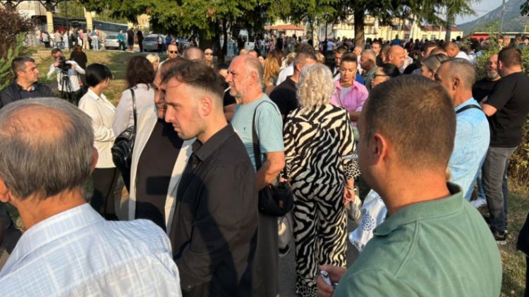 Numër i vogël i serbëve vazhdojnë të protestojnë në Mitrovicën Veriore!