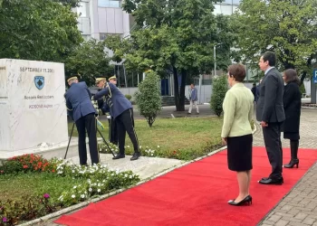 Kurti dhe zëvendës-shefja e ambasadës së SHBA-së në Prishtinë nderojnë viktimat e sulmit të 11 Shtatorit