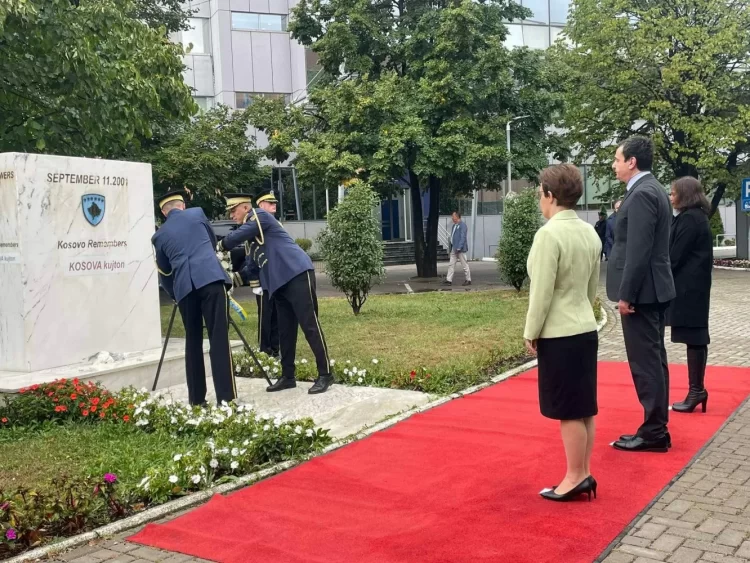 Kurti dhe zëvendës-shefja e ambasadës së SHBA-së në Prishtinë nderojnë viktimat e sulmit të 11 Shtatorit