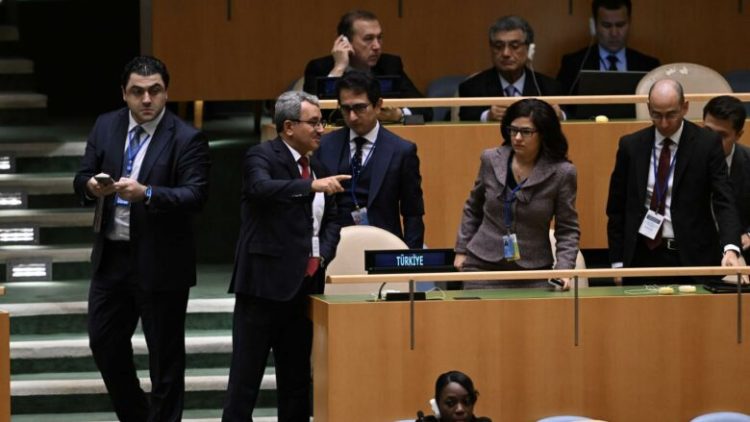 Delegacioni turk dhe delegacione të tjera lëshojnë nga sallën dhe bojkotojnë Netanyahun në OKB