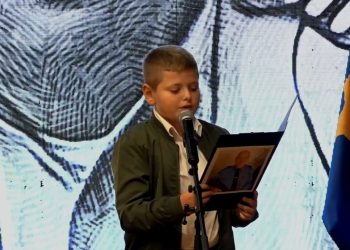 Djali i Afrim Bunjakut i kushton poezi të atit në një vjetorin e rënies (VIDEO)