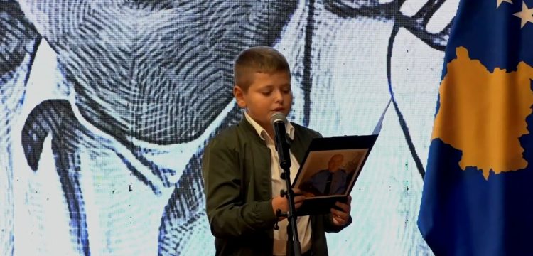 Djali i Afrim Bunjakut i kushton poezi të atit në një vjetorin e rënies (VIDEO)