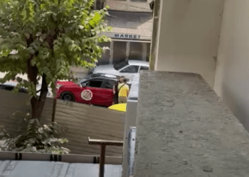 Momenti kur sulmohet punëtori i një picerie në Aktash (VIDEO)