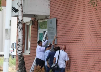 Vendoset pllakë e departamentit të patentë shoferëve në ish-objektin e komunës paralele të Mitrovicës së Veriut