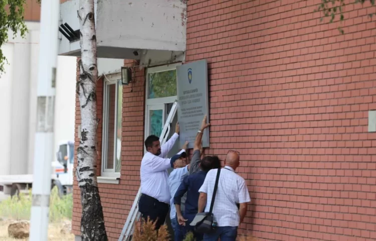 Vendoset pllakë e departamentit të patentë shoferëve në ish-objektin e komunës paralele të Mitrovicës së Veriut
