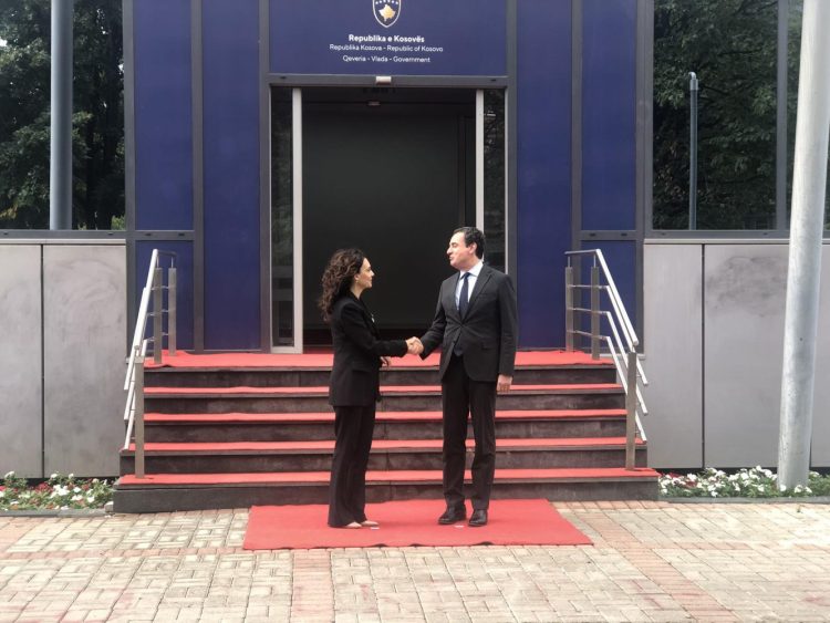 Kurti pret në takim kryetaren e Kuvendit të Shqipërisë, Elisa Spiropali