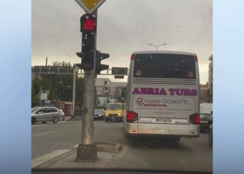 Autobusi në Fushë Kosovë injoron semaforin e kuq (VIDEO)