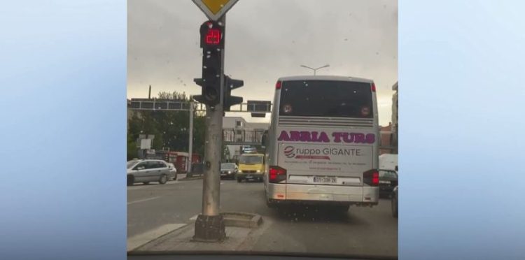 Autobusi në Fushë Kosovë injoron semaforin e kuq (VIDEO)