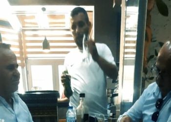 Prokurorët në orar të punës pinë alkool me të pandehur