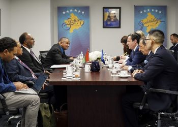 Kurti takon homologun e tij nga Vanuatu